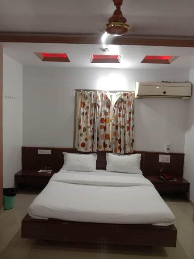 Hotel Rajdhani Halol ภายนอก รูปภาพ